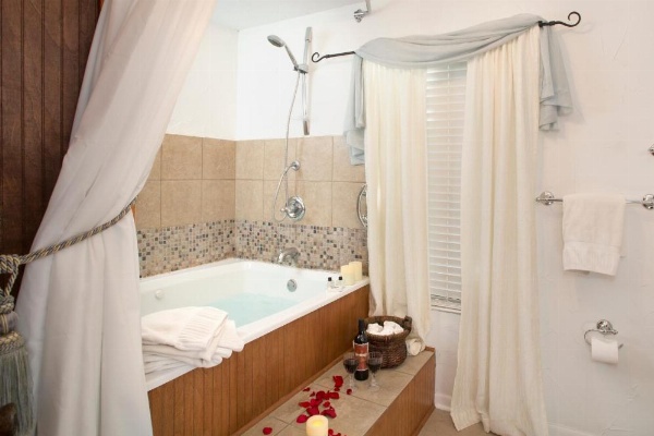 Lakehouse Bed and Breakfast image 12