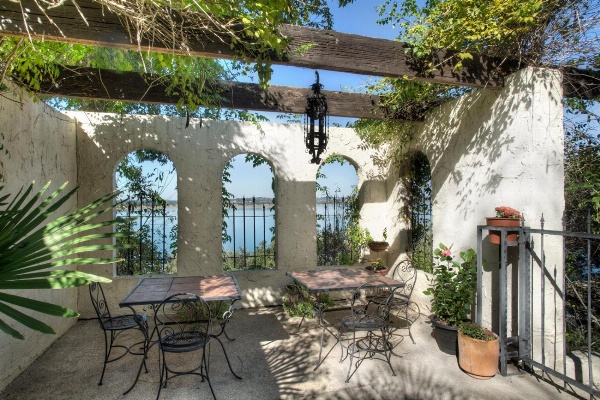 Lakehouse Bed and Breakfast image 2