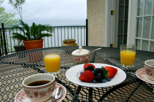 Lakehouse Bed and Breakfast image 25